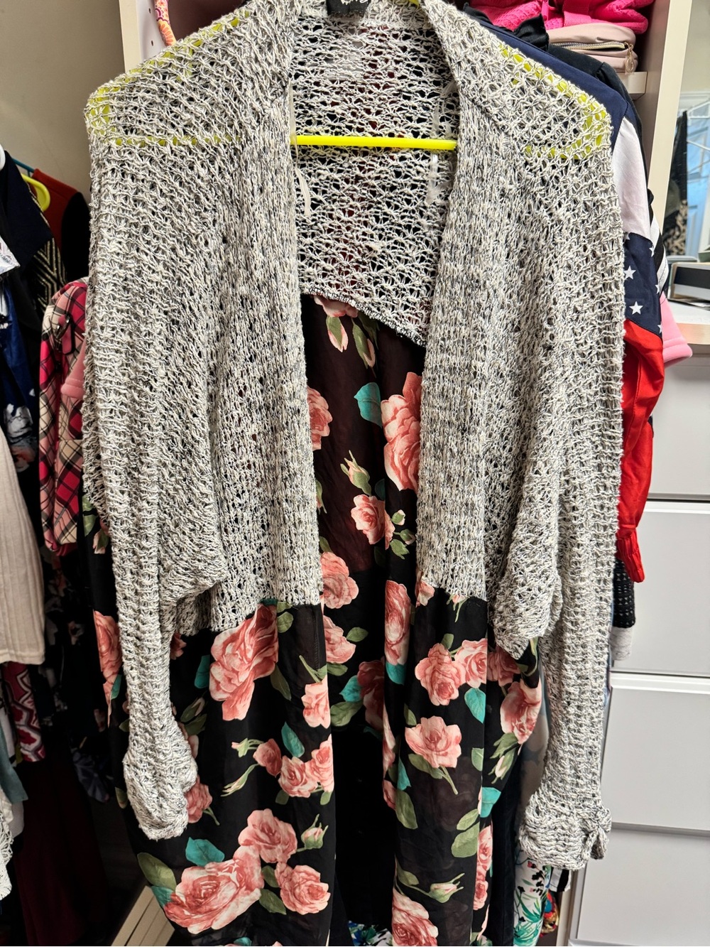 💛💛 3/25 Open Knit Floral Cardigan
